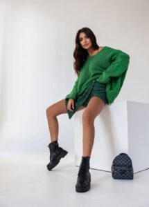 Spódnico-spodnie Jade kolor szmaragody Sweter Lucie kolor zielony